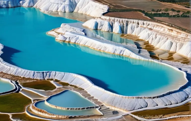 튀르키예의 독특한 자연 경관 - **Cappadocia Hot Air Balloons at Sunrise:**
    "A breathtaking wide shot of dozens of vibrant, colo...